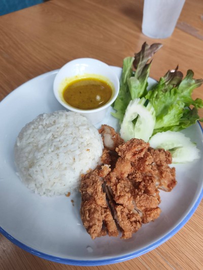 ข้าวไก่ทอดซอสแกงเขียวหวาน