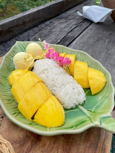 ข้าวเหนียวมะม่วงพร้อมไอศกรีมมะม่วง