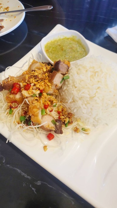 ข้าวหมูกรอบพริกเกลือ