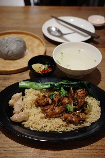 บะหมี่แห้งหมูกระเทียม