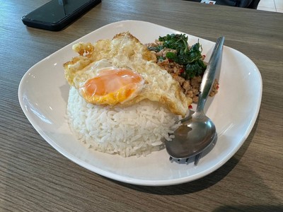 ข้าวกะเพราหมูสับไข่ดาว