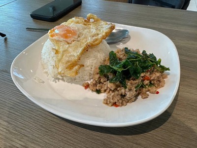 ข้าวกะเพราหมูสับไข่ดาว