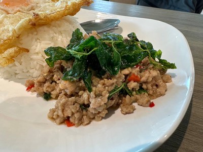 ข้าวกะเพราหมูสับไข่ดาว