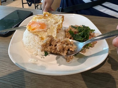 ข้าวกะเพราหมูสับไข่ดาว