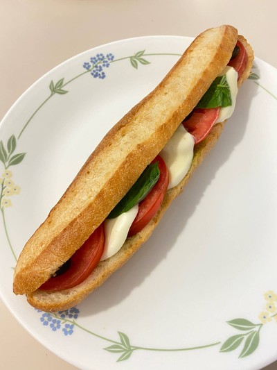 Baguette sandwich ไส้ Mozzarella cheese & Tomato