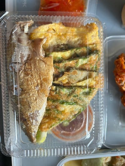 ข้าวน้ำพริกกะปิปลาทูไข่ชะอม