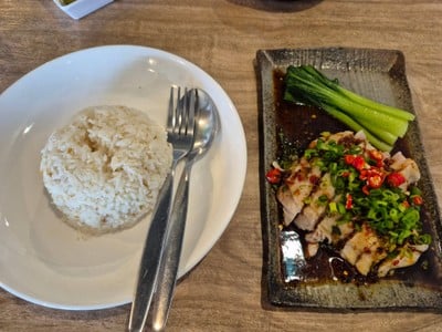 ข้าวมันไก่ซอสเผ็ด