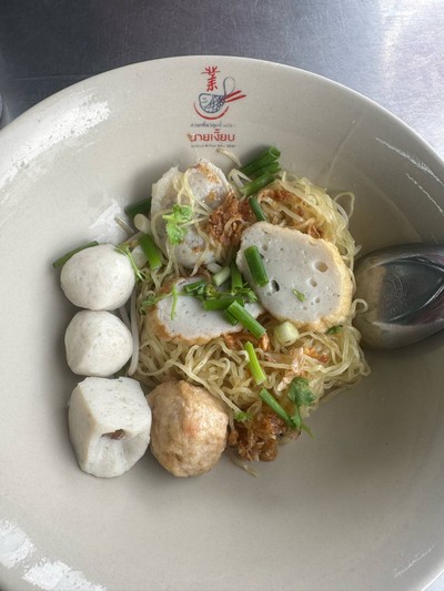บะหมี่แห้งลูกชิ้นปลา