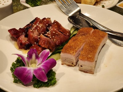 BBQ รวมมิตร 2 อย่าง หมูแดง + หมูกรอบ (M)