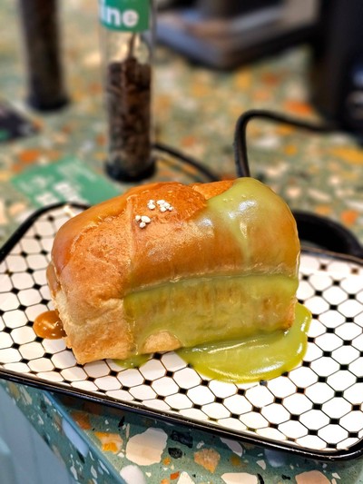 ขนมปังเกลือราดสังขยา 2 สี