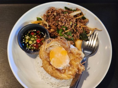 ผัดฉ่าเนื้อกระทะเดือดไข่ดาว