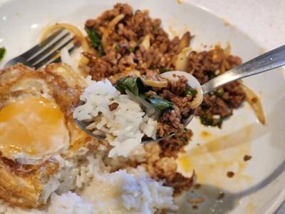 ผัดฉ่าเนื้อกระทะเดือดไข่ดาว