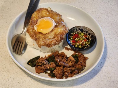 กระเพราหมูหมักนุ่มไข่ดาว