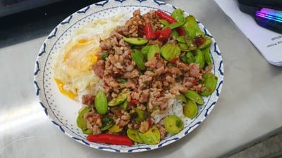 ผัดสะตอหมูสับราดข้าวไข่ดาว พิเศษ