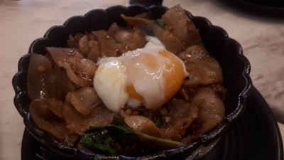 ข้าวหน้ากะเพราเบคอนไข่ออนเซ็น