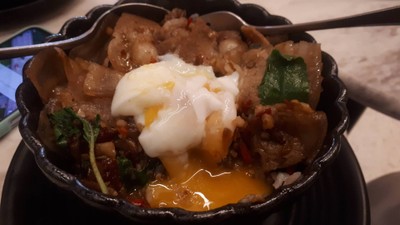 ข้าวหน้ากะเพราเบคอนไข่ออนเซ็น