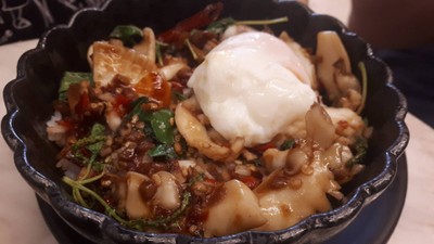 ข้าวหน้ากะเพราปลาหมึกไข่ออนเซ็น
