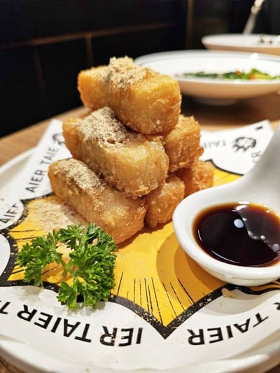 ขนมแป้งทอดชุบไข่ ราดน้ำตาลทรายแดง