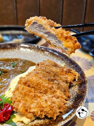 ข้าวห่อไข่แกงกะหรี่หมูชุบเกล็ดขนมปังทอด
