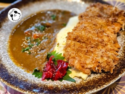 ข้าวห่อไข่แกงกะหรี่หมูชุบเกล็ดขนมปังทอด
