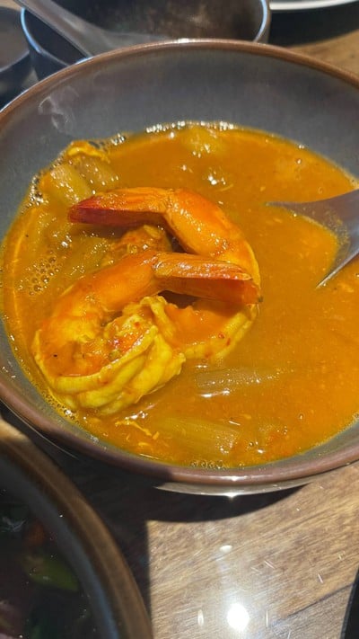 แกงส้มกุ้งสายบัว