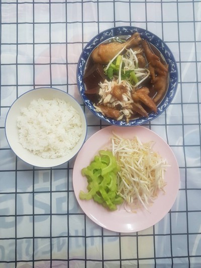 ป๊อกป๊อก ก๋วยเตี๋ยวไก่มะระข้าวขาหมู สถานีรถไฟวงเวียนใหญ่