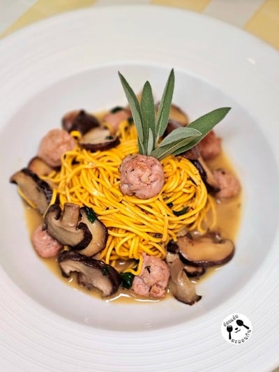 Tagliolini con Salciccia e Funghi