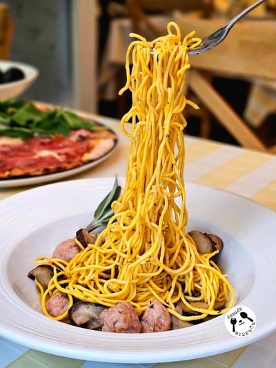 Tagliolini con Salciccia e Funghi