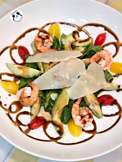 สลัด อโวคาโด้ ใส่ผักร๊อคเก็ต กุ้งลวกสุก