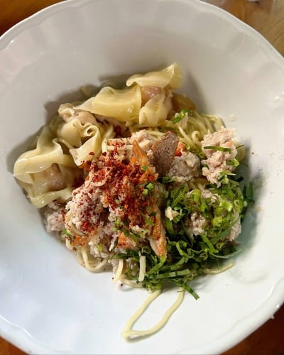 บะหมี่เกี๊ยวแห้งต้มยำ