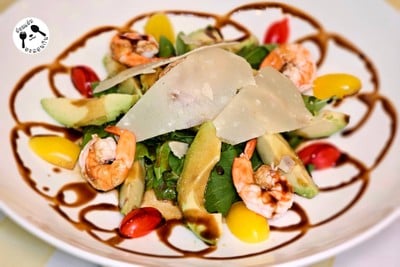 สลัด อโวคาโด้ ใส่ผักร๊อคเก็ต กุ้งลวกสุก