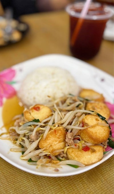 🍛 ข้าวหน้าถั่วงอกผัดเต้าหู้. (ราคา 40 บาท.)