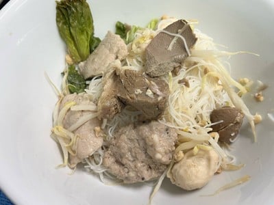 เส้นหมี่หมูตุ๋น