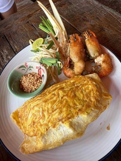 ผัดไทยโบราณห่อไข่กุ้งสด