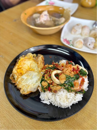 🍛 ข้าวหน้ากะเพราทะเลไข่ดาว. (ราคา 70 บาท.)