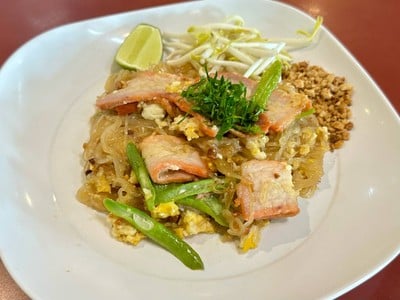 ผัดไทย หมูแดง