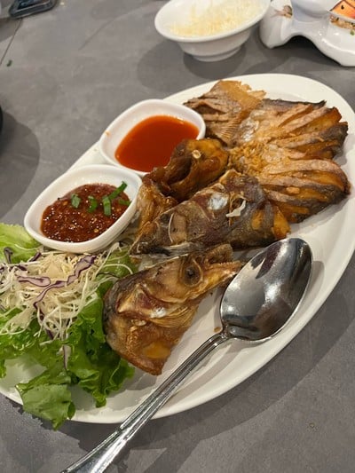 ปลาเนื้ออ่อนทอดกระเทียม