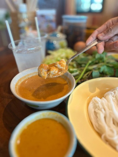 ขนมจีนน้ำยากะทิปูก้อน