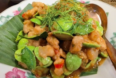 หมูผัดกะปิสะตอ