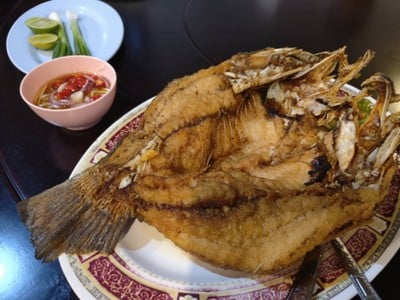 ปลากะพงทอดราดน้ำปลา