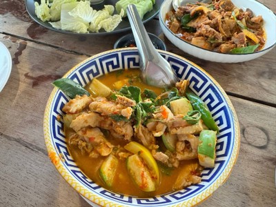 แกงป่าไก่บ้านล้วน