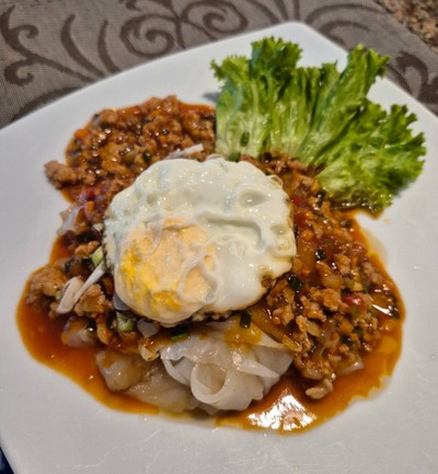 เส้นใหญ่ ซอสมะเขือเทศหมูสับ