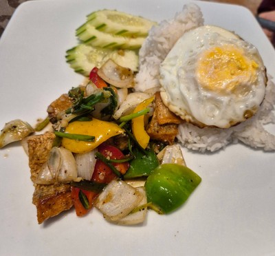 ปลาผัดพริกไทยดำ ราดข้าว
