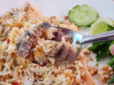 ข้าวผัดพริกเกลือกั้ง