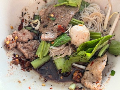 หมี่ขาวหมูน้ำตก