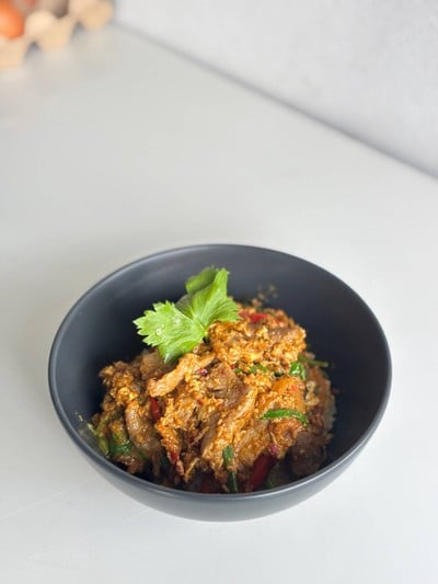 ข้าวหน้าหมูชิ้นผัดผงกะหรี่