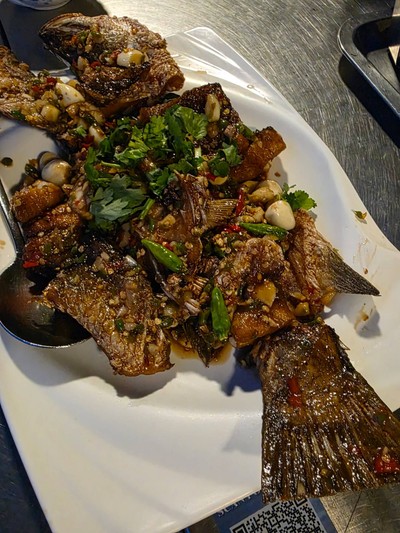 ปลากระพงทอดผัดพริกขี้หนูสด