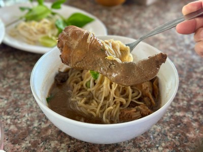 น่องไก่ ลูกชิ้น