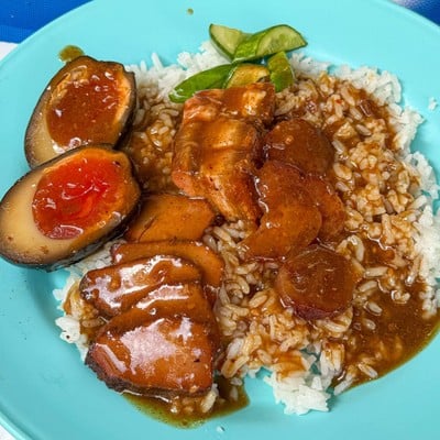 ข้าวหมูแดงใส่ใข่ดำ (ธรรมดา)
