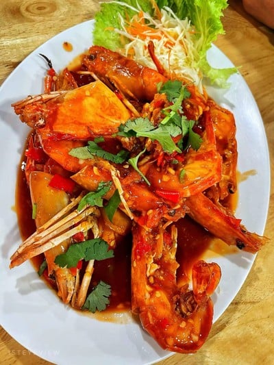 กุ้งแม่น้ำราดซอสมะขาม